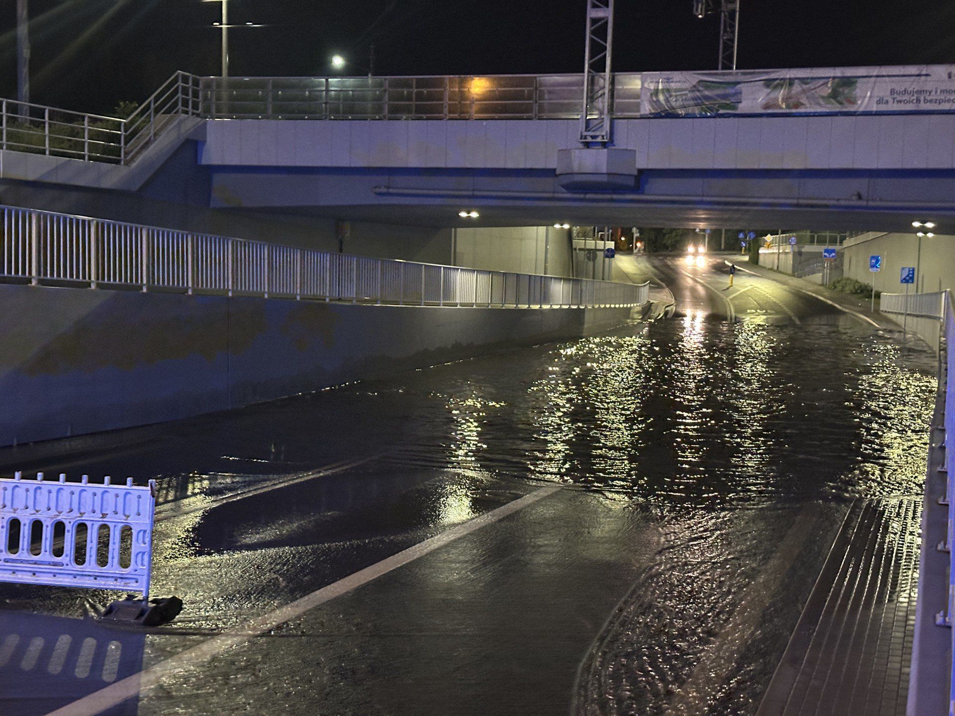 Zalany tunel pod torami