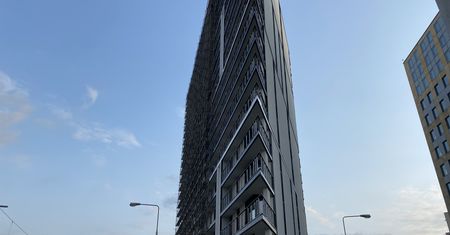 Warszawa. Żyleta przy stacji metra Wilanowska. Piękna czy straszna