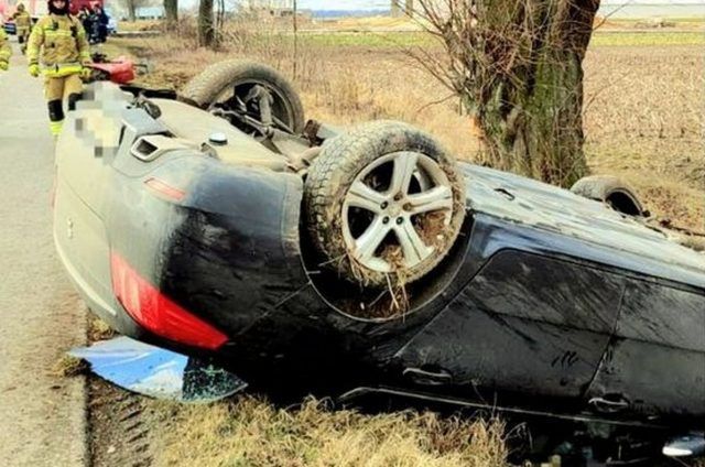 Ciągnik rozpadł się, osobówka dachowała. Jedna osoba w szpitalu (zdjęcia)