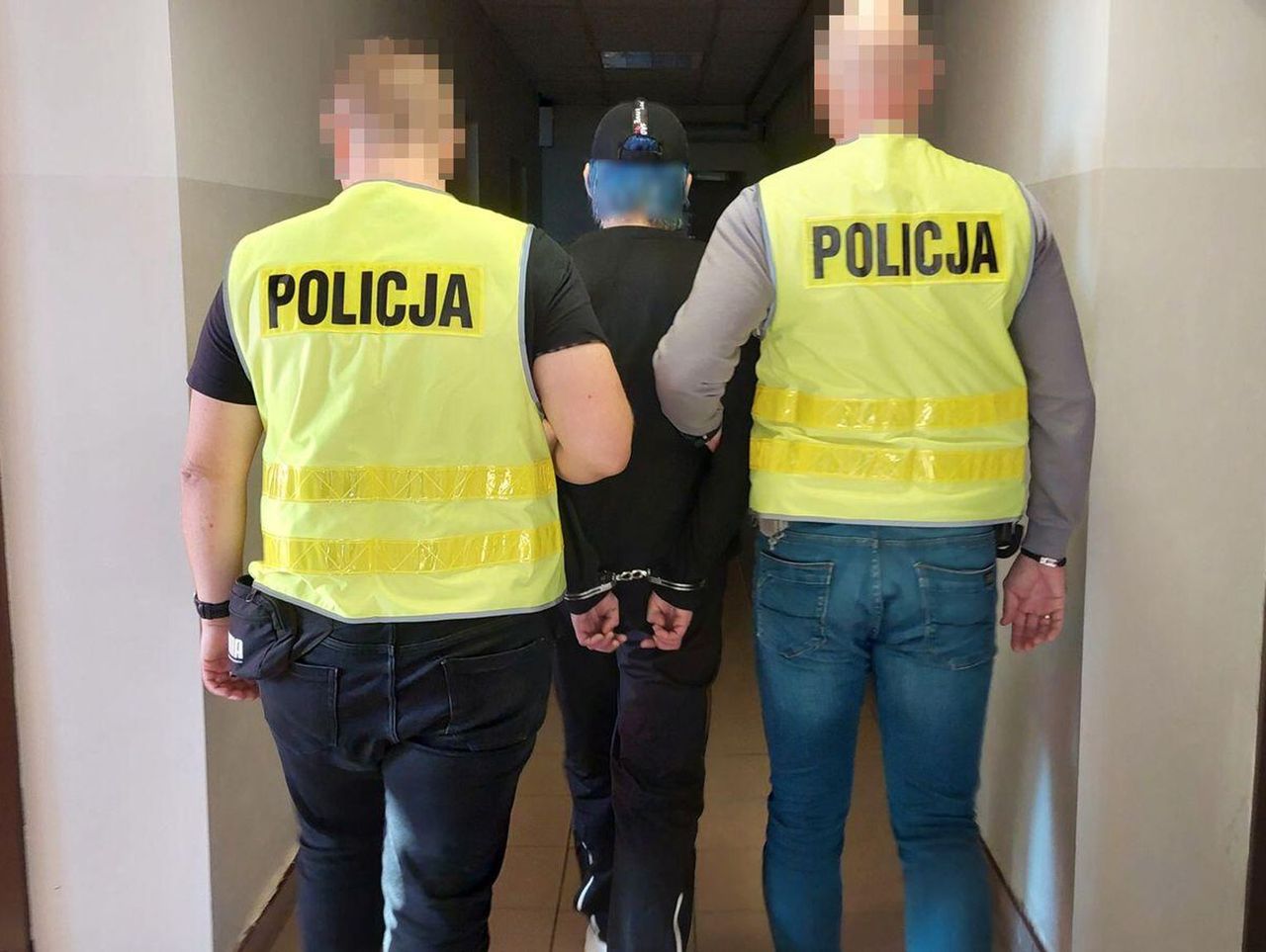 Chełm: Poszukiwana złodziejka chciała zmylić policjantów. Znaleźli ją w szafie przykrytą płaszczem