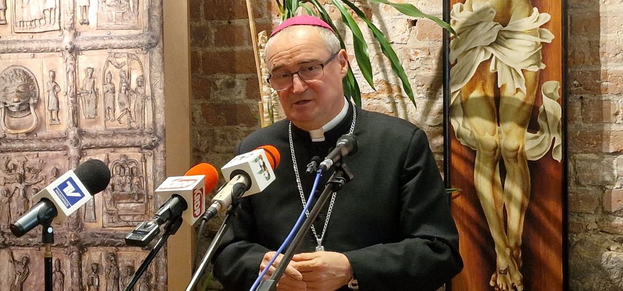 Śmierć mężczyzny na plebanii w Drobinie – biskup płocki przesłuchany przez prokuraturę!