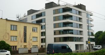 Poznań: Plac zabaw i parkingi podziemne są regularnie zalewane. A deweloper wciąż buduje bloki na Sołaczu. "Pakują ludzi w bagno"