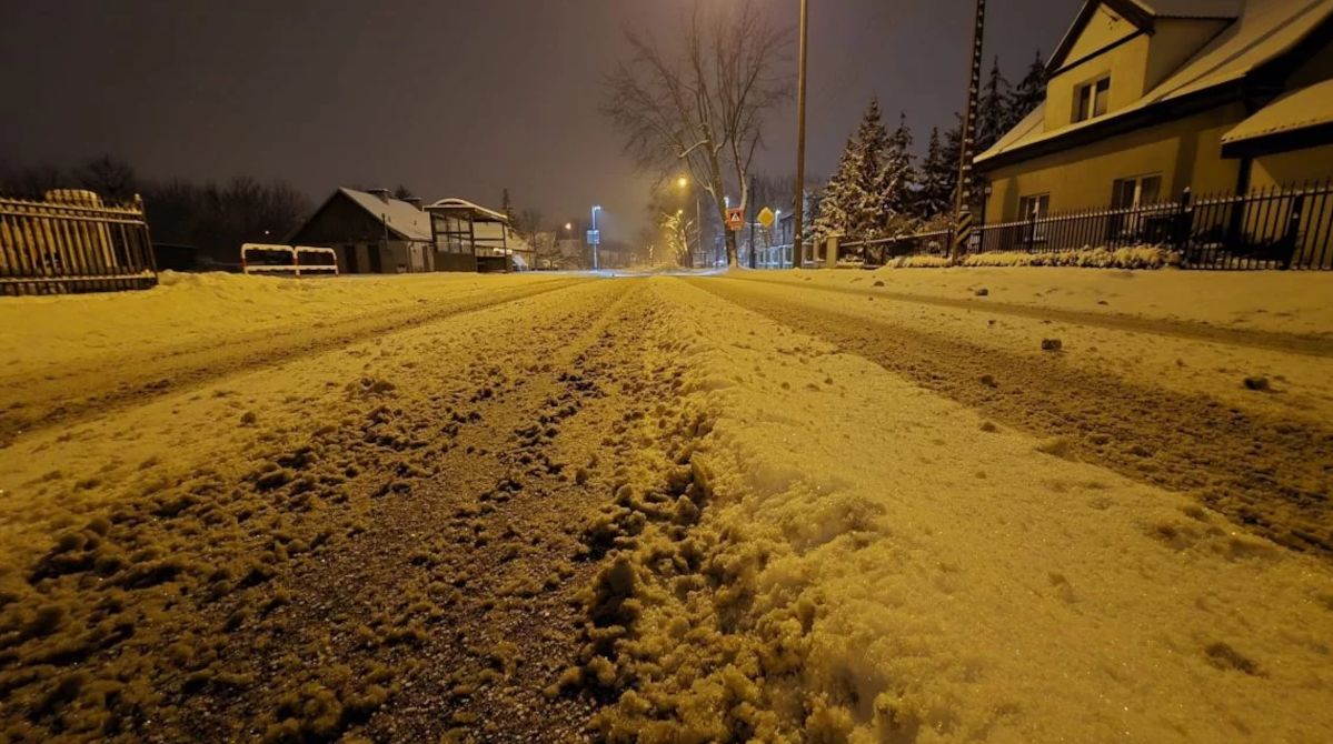 Zima znów "zaskoczyła" drogowców. Śnieżny paraliż w mieście