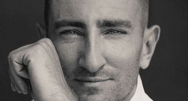 Łukasz Jakóbiak w kampanii Carlsberga „Trzeźwo myślę” o odpowiedzialnym piciu alkoholu