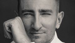 Łukasz Jakóbiak w kampanii Carlsberga „Trzeźwo myślę” o odpowiedzialnym piciu alkoholu