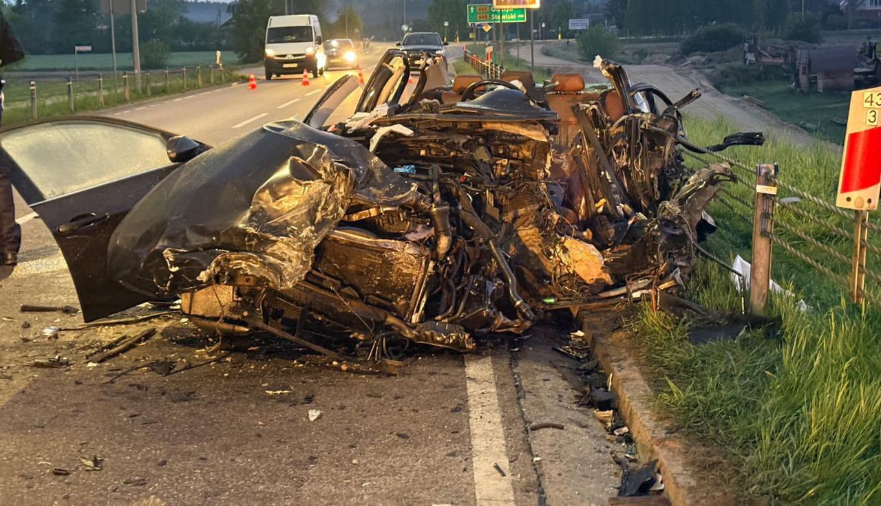 BMW huknęło w ciężarówkę. Koszmarny wypadek w środku nocy