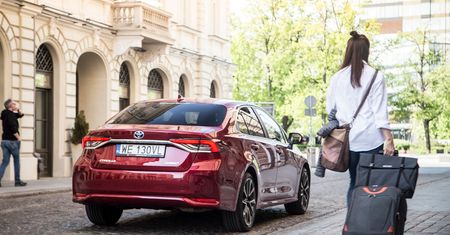 Toyota Corolla na dystansie 2000 km. Ile benzyny zużywa nowy sedan z napędem hybrydowym?