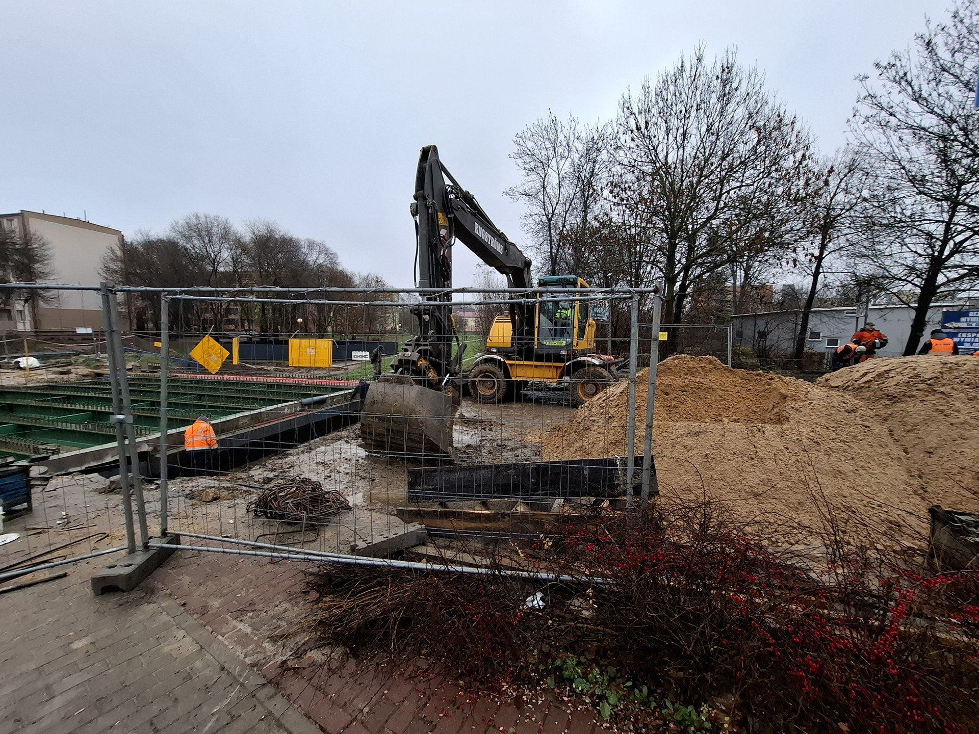 Kierowcy nadal nie pojadą odcinkiem ulicy Chrobrego w Radomiu, budowa mostu sprawia problem