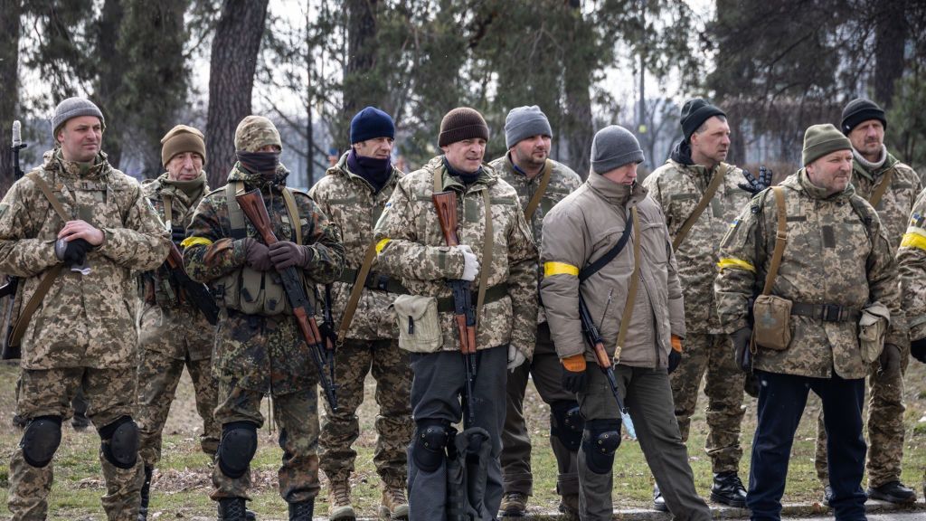 Tysiące obcokrajowców chce walczyć w Ukrainie. Dołączają do Międzynarodowej Obrony Terytorialnej. Na zdjęciu żołnierze właśnie z tej jednostki (9 marca)