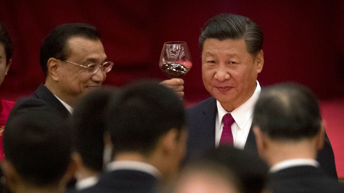 arch27
Chinese President Xi Jinping, right, and Chinese Premier Li Keqiang toast during a reception at the Great Hall of the People on the eve of the Oct. 1 National Day holiday in Beijing, Saturday, Sept. 30, 2017. (AP Photo/Mark Schiefelbein), APTOPIX
AP