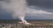 Tornado gnało prosto na niego, a on nagrywał. Dron zarejestrował niesamowite zjawisko