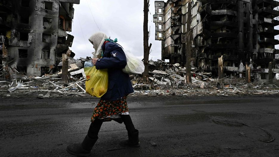 Wojna w Ukrainie - inne miastaTOPSHOT - An woman walks in front of destroyed buildings in the town of Borodianka on April 6, 2022, where the Russian retreat last week has left clues of the battle waged to keep a grip on the town, just 50 kilometres (30 miles) north-west of the Ukrainian capital Kyiv. (Photo by Genya SAVILOV / AFP)GENYA SAVILOV
