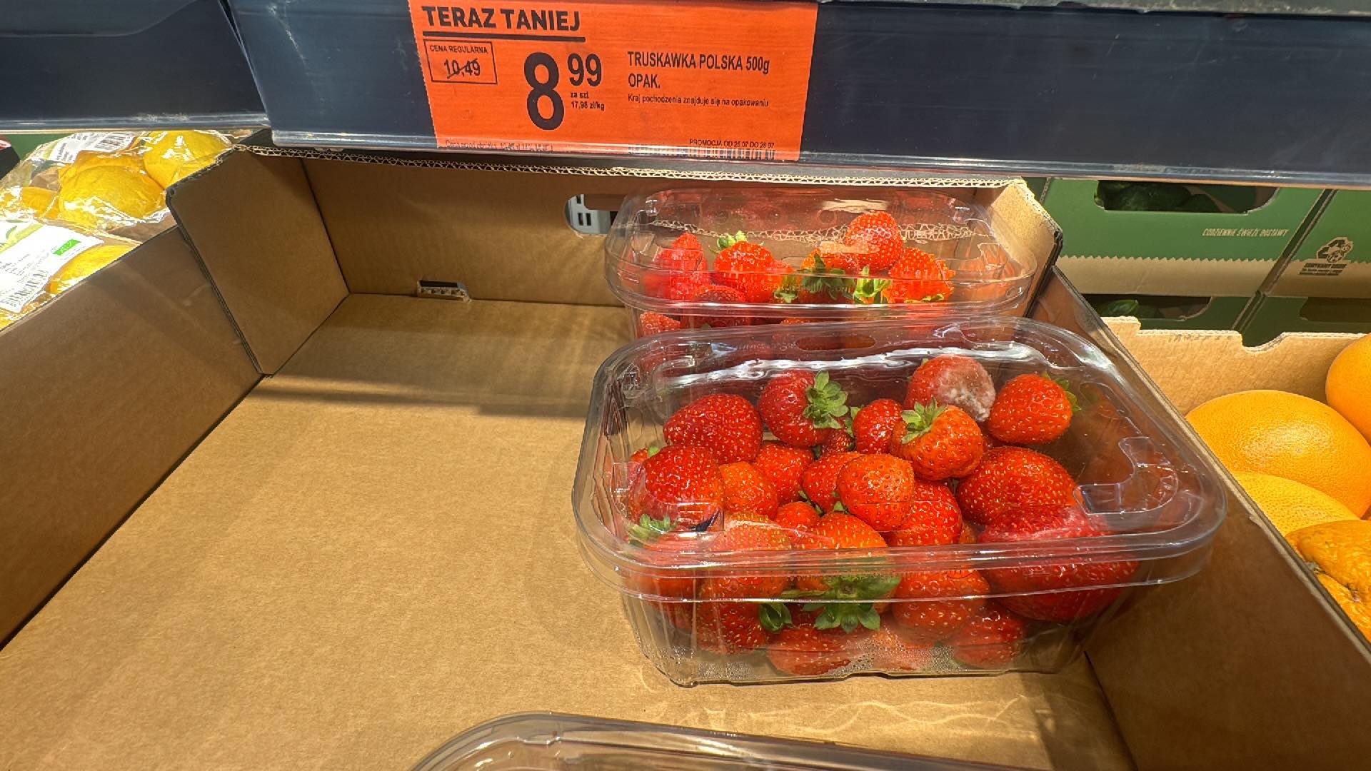 Biedronka sprzedawała spleśniałe owoce