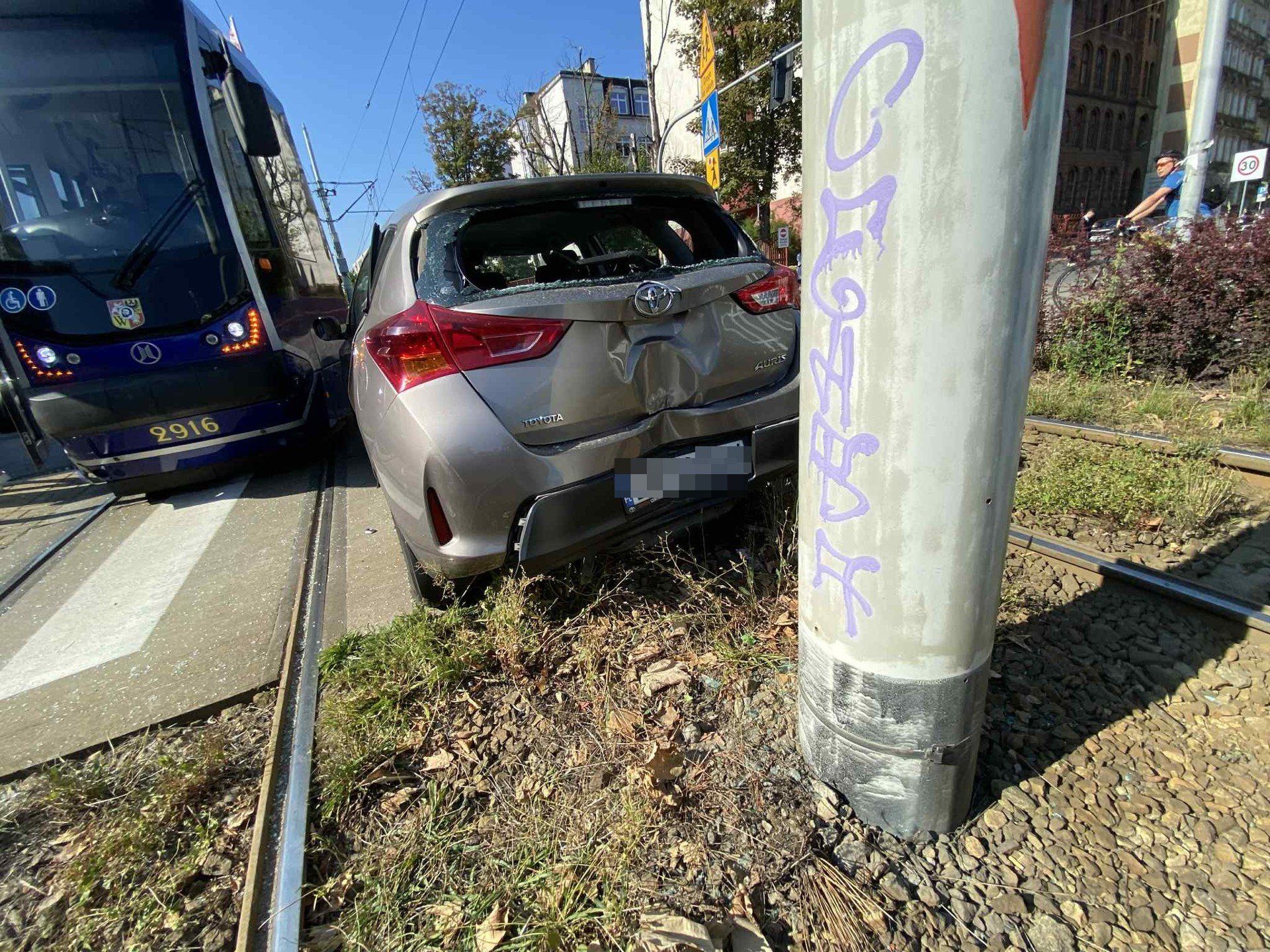 Wypadek samochodu z tramwajem.