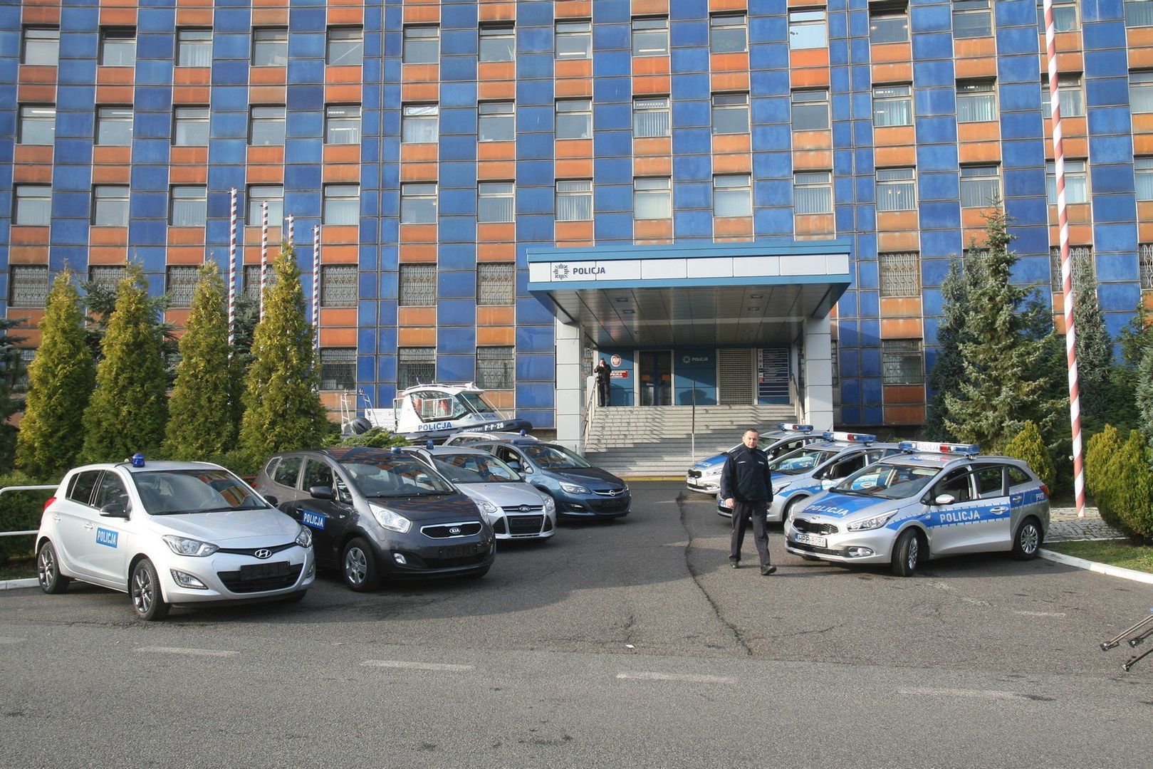 Komenda Policji otwarta będzie od godz. 18 do 22. Przy stoisku policyjnych kontrterrorystów z Katowic będzie można zobaczyć specjalistyczny sprzęt wykorzystywany w działaniach bojowych, robota pirotechnicznego, pojazdy terenowe.Swoje stoisko zaprezentuje również Oddział Prewencji Policji w Katowicach. Nie zabraknie również policyjnych techników kryminalistyki ze stanowiskiem daktyloskopijnym. W wydarzeniu uczestniczyć będą także jeźdźcy wraz z końmi służbowymi, co będzie nie lada gratką dla miłośników zwierząt. 