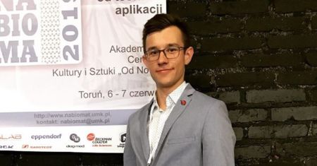 Nie ukończył studiów. Został doktorem