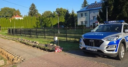 Kładł kostkę brukową przy komendzie policji. Był poszukiwany. Wpadł przez bluzę z kapturem