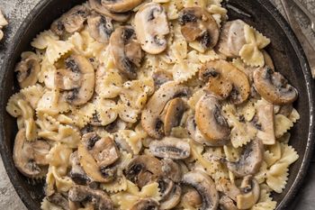 Obłędnie kremowy sos i chrupiące pieczarki. Ten tani przepis na obiad zawsze wychodzi