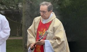 "Nie pozwolimy". Afera w Grojcu. Wrze po odwołaniu proboszcza