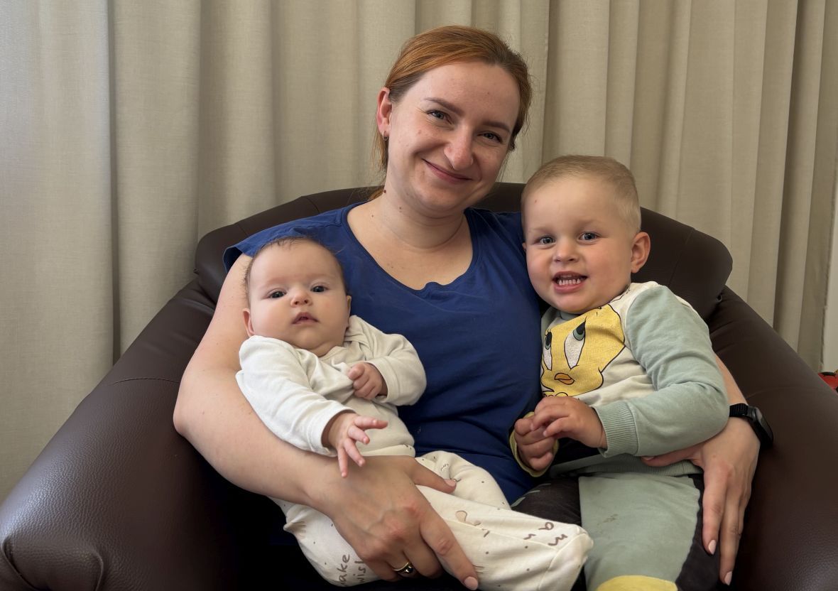 Arleta Kwiatkowska z dziećmi - trzymiesięczną Alą i dwuletnim Ka