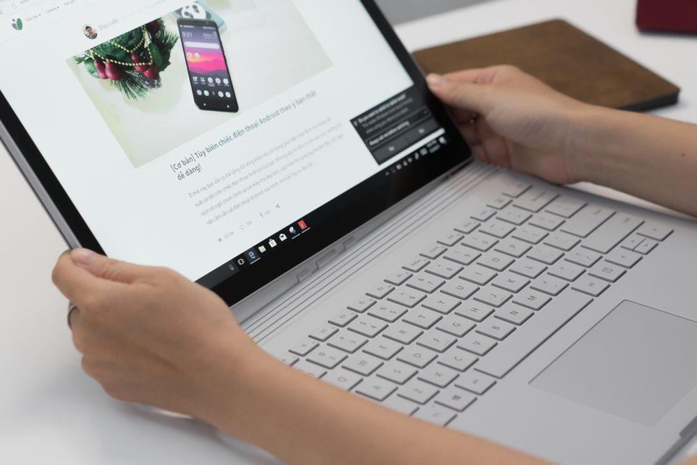 Nowość będzie ponoć tańszą alternatywą dla Surface Booka (fot. Shutterstock.com)