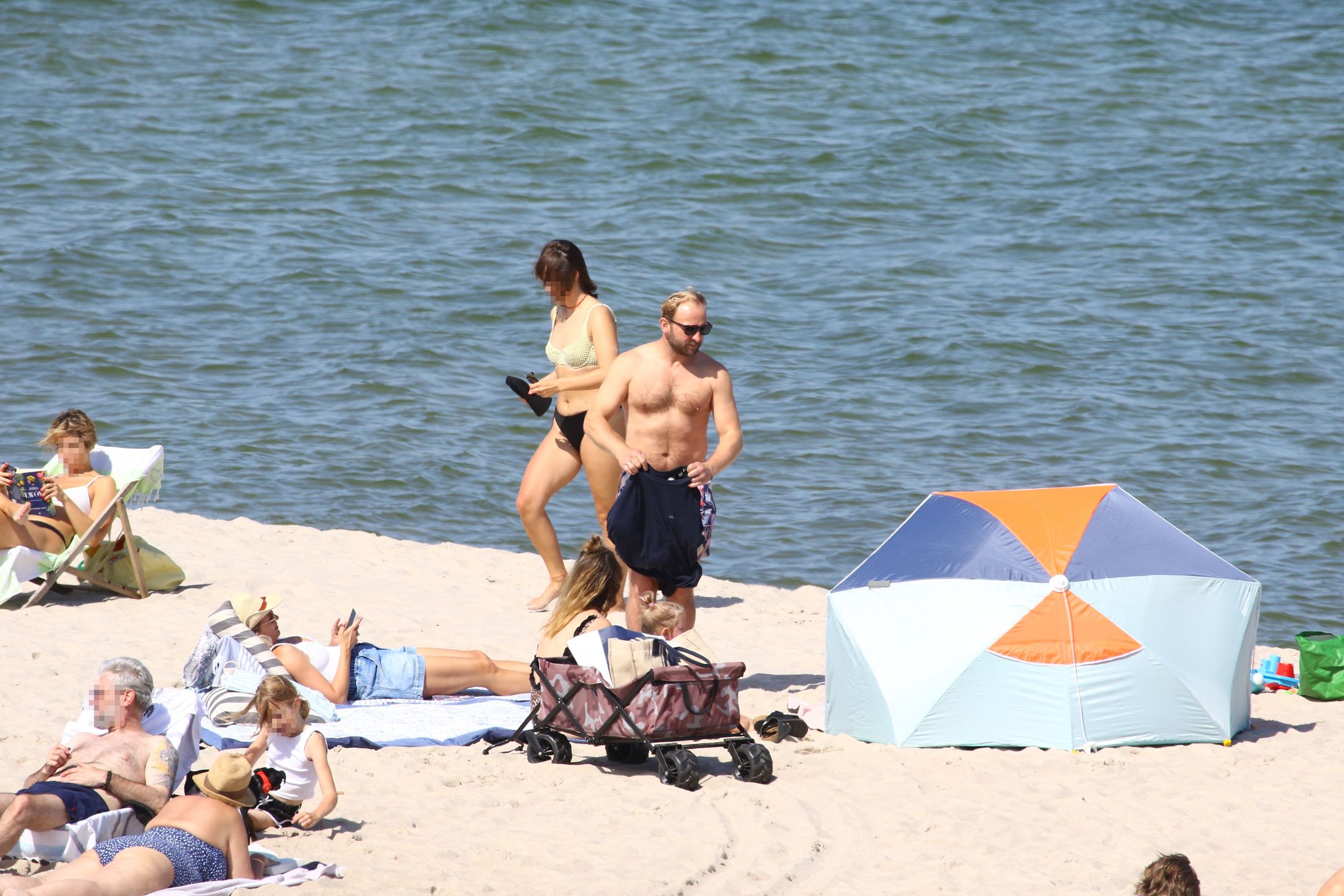 Borys Szyc na plaży z rodziną