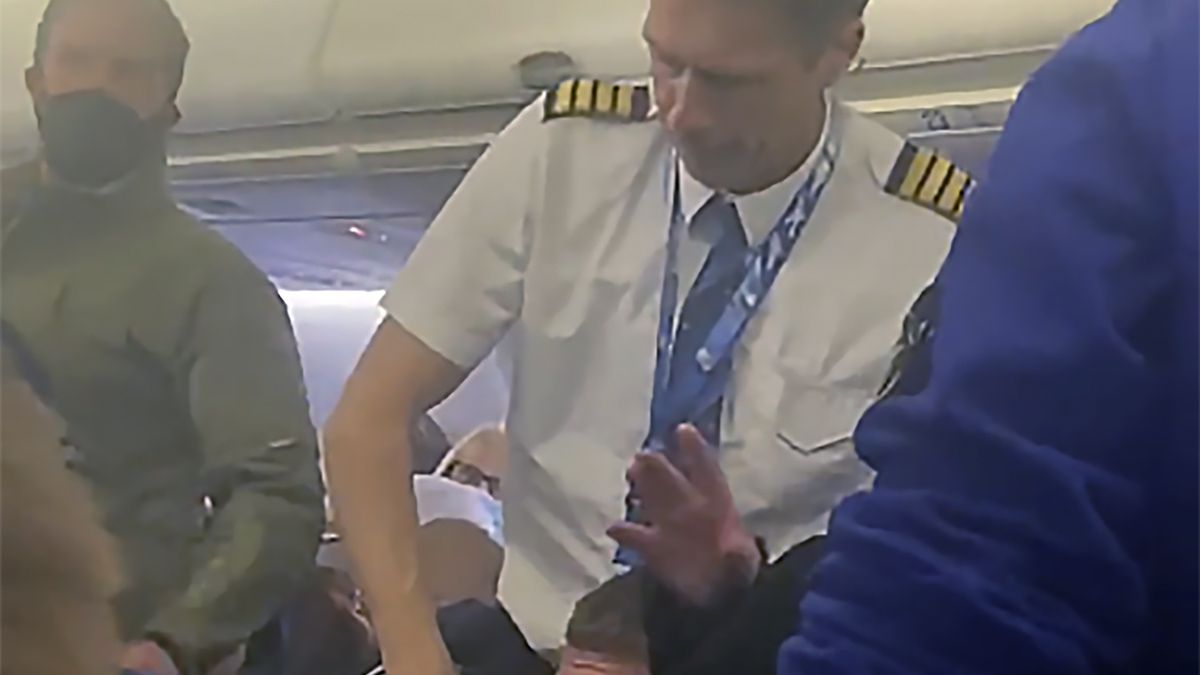 Agresywnych pasażerów samolotu musiał rozdzielać kapitan maszyny