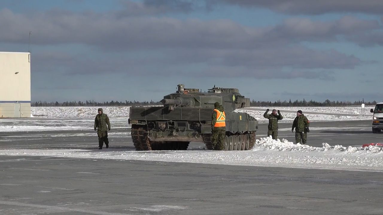 Załadunek kanadyjskiego Leoparda 2A4 do Boeinga C-17 Globemaster III.