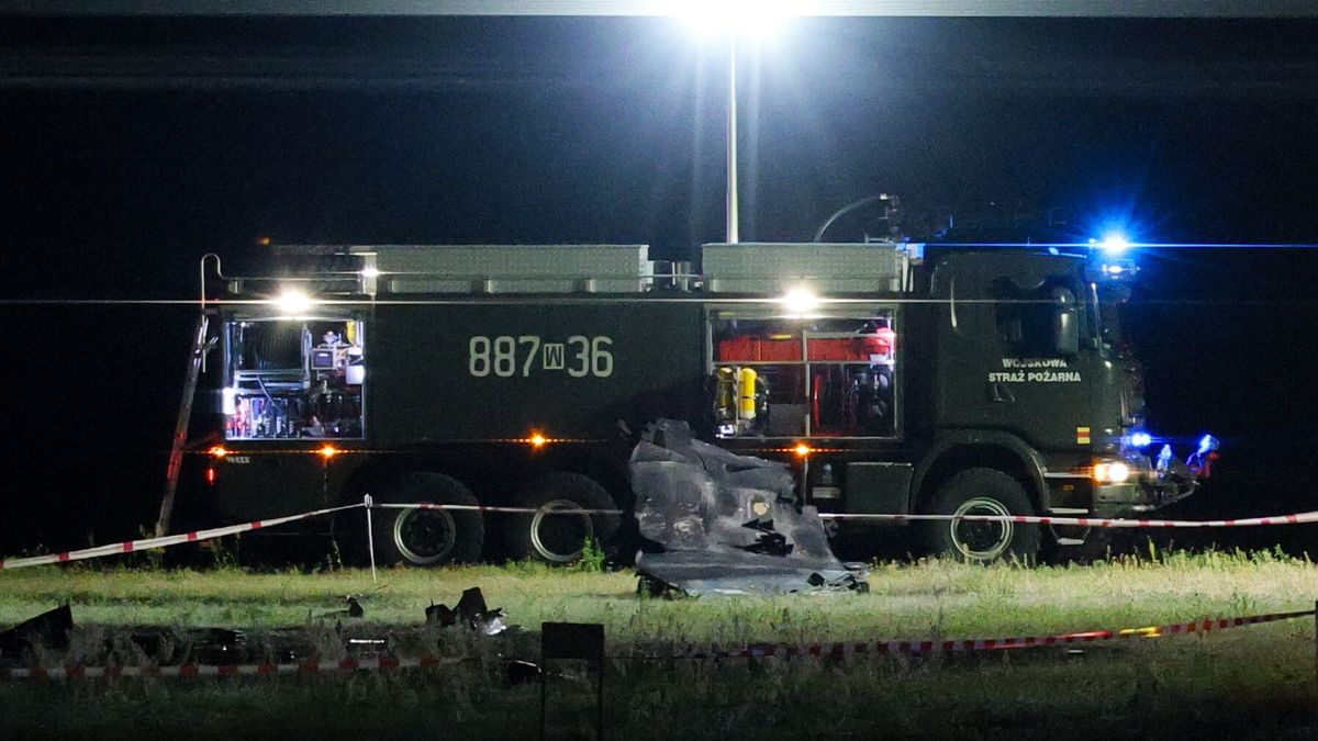 Radom, 28.08.2025. Wrak samolotu w miejscu katastrofy F-16 na terenie 42. Bazy Lotnictwa Szkolnego w Radomiu, 28 bm. Podczas ćwiczeń przed pokazami AirSHOW w Radomiu rozbił się samolot F-16. W katastrofie zginął pilot Wojska Polskiego major Maciej ?Slab? Krakowian. (sko) PAP/Paweł Supernak