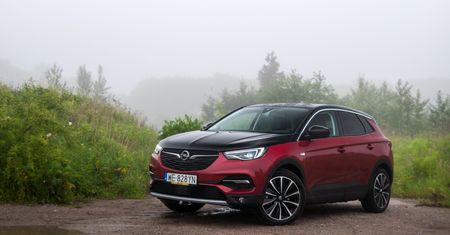 Test: Opel Grandland X Hybrid4. Czy naprawdę potrzebujesz aż 300 KM?