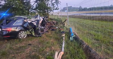 Samochód "wystrzelił" z autostrady. Auto przerwało zabezpieczenia na drodze