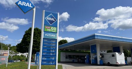 Niemcy stronią od nowego paliwa. Polacy tankują, bo muszą