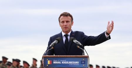 Macron o Zełenskim: Będzie musiał negocjować z Rosją