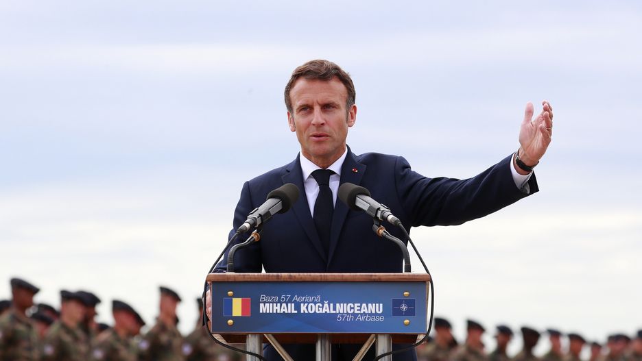 French President Emmanuel Macron gestures as he delivers a statement concluding his visit at Mihail Kogalniceanu Air Base, near the city of Constanta, Romania, 15 June 2022. Macron paid a visit to the military airbase to meet troops stationed in Romania with the NATO Response Force as part of Mission 'Aigle' (Eagle). Macron and his Romanian counterpart Iohannis addressed the consolidation of the Romanian-French Strategic Partnership, renewed in 2018 in Paris, by the two presidents who signed a Joint Political Declaration. The two presidents will also approach the support of the Republic of Moldova, which is facing the effects of Russia's aggression in Ukraine, by continuing its efforts to assist through the Support Platform for Moldova, created at the initiative of Romania, France and Germany in April 2022. EPA/ROBERT GHEMENT Dostawca: PAP/EPA.