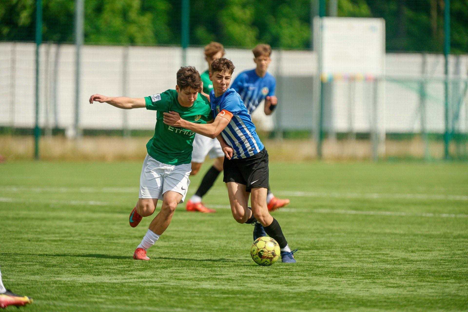 Akademia Piłkarska Talent Białystok (koszulki w pasy) nie dała rady Podlasiu Biała Podlaska i nie zagra w CLJ U-17 