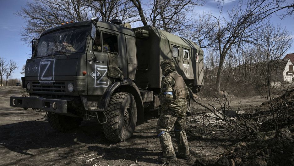 Wojna na Ukrainie - sytuacja w CharkowieUkranian troops drive a captured Russian military vehicle after retaken the village of Mala Rogan, East of Kharkiv, on March 28, 2022. (Photo by Aris Messinis / AFP)ARIS MESSINIS