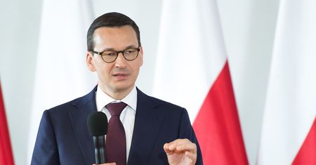 Koronawirus. Maszty z "biało-czerwoną" z pieniędzy na walkę z pandemią