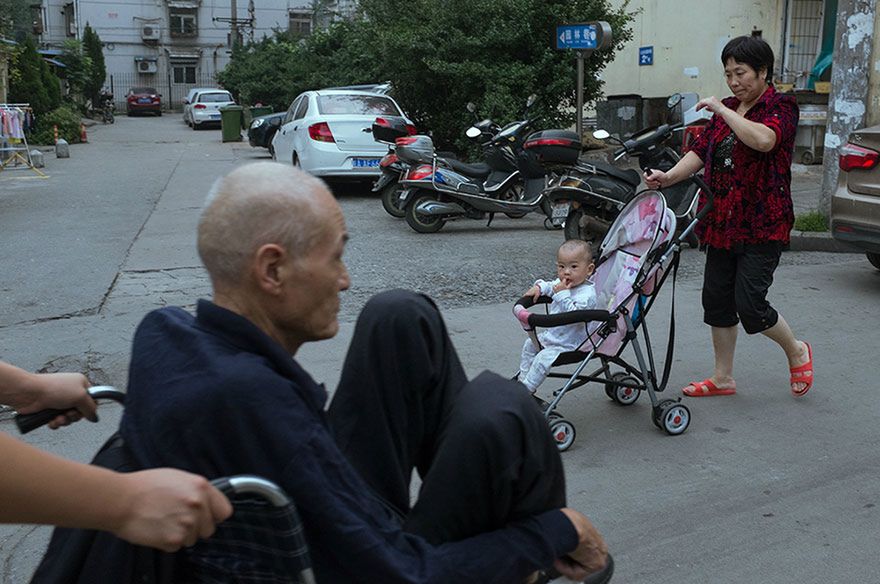 Tao Liu - fotograf amator z Chin, który stał się znany, dzięki humorystycznej fotografii ulicznej 23