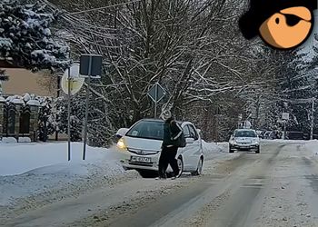 Wideo: Pieszy nawet nie spojrzał, a śnieg zrobił swoje. Niewiele zabrakło do tragedii