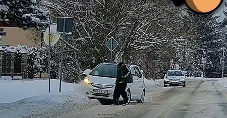 Wideo: Wszedł na przejście, a śnieg zrobił swoje. Niewiele zabrakło do tragedii