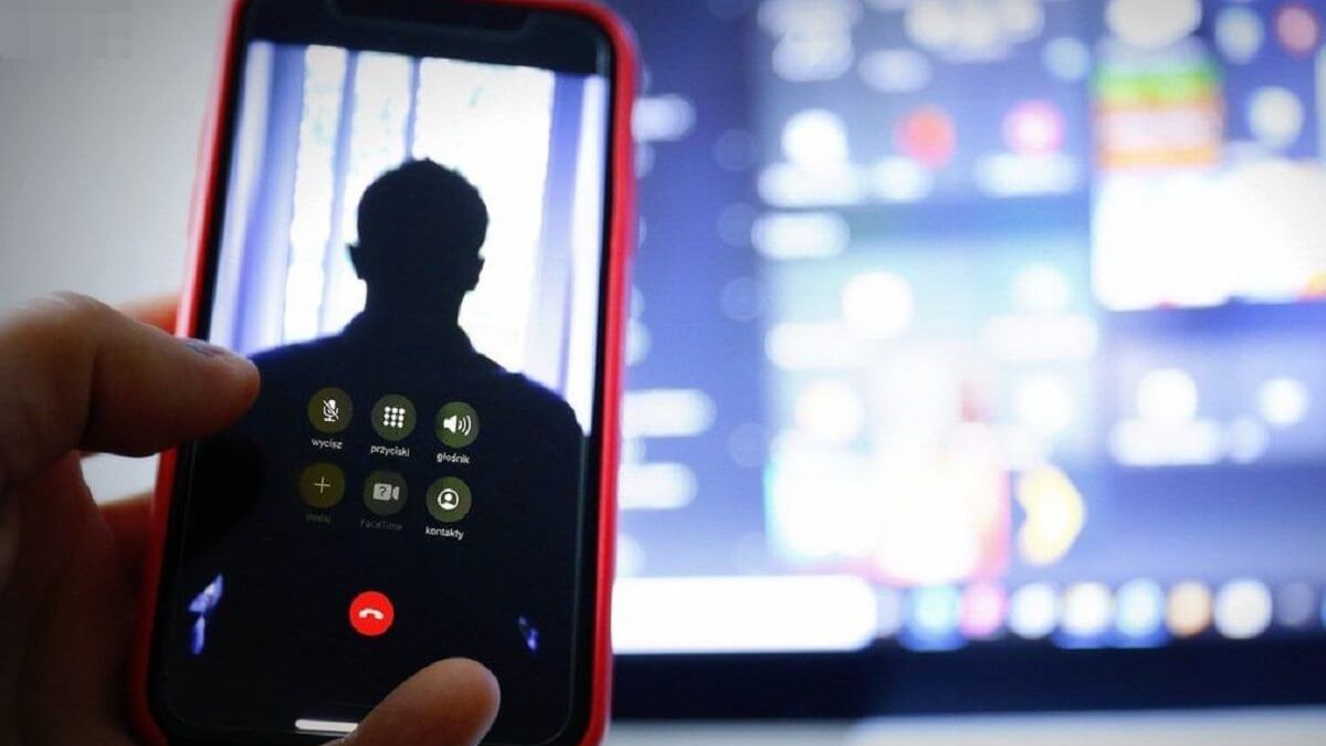 telefon w dłoni