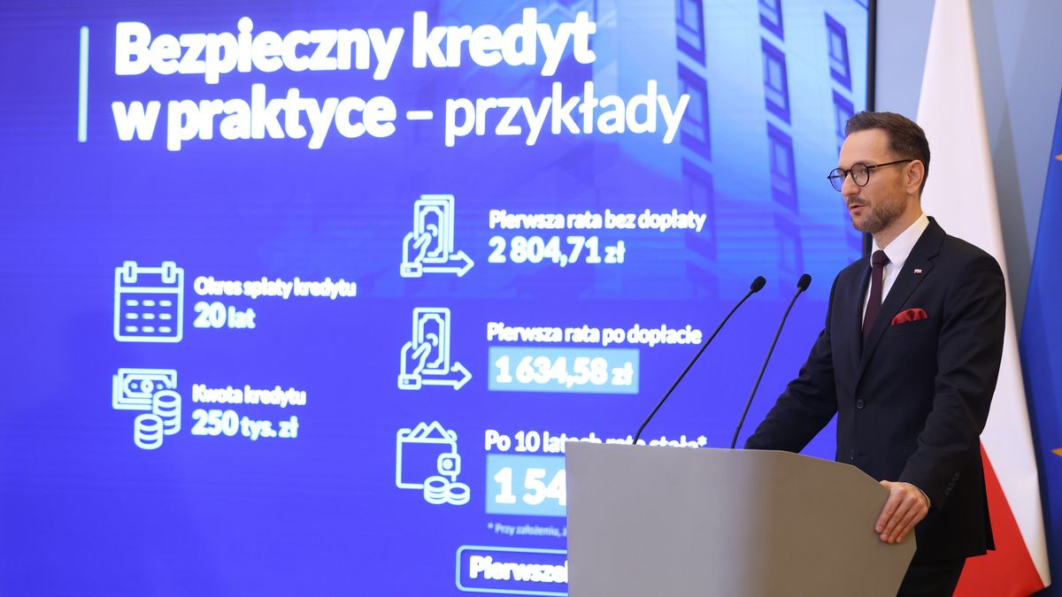 Warszawa, 14.03.2023. Minister rozwoju i technologii Waldemar Buda podczas konferencji prasowej premiera Mateusza Morawieckiego w siedzibie Kancelarii Prezesa Rady Ministrów w Warszawie, 14 bm. Podczas spotkania szef rządu zaprezentował założenia nowego programu wsparcia mieszkalnictwa. (amb) PAP/Rafał Guz