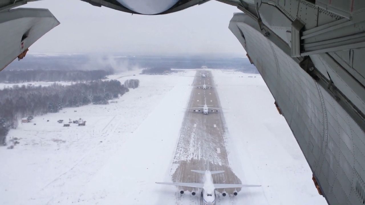 Rosja. Masowy start samolotów AN-124