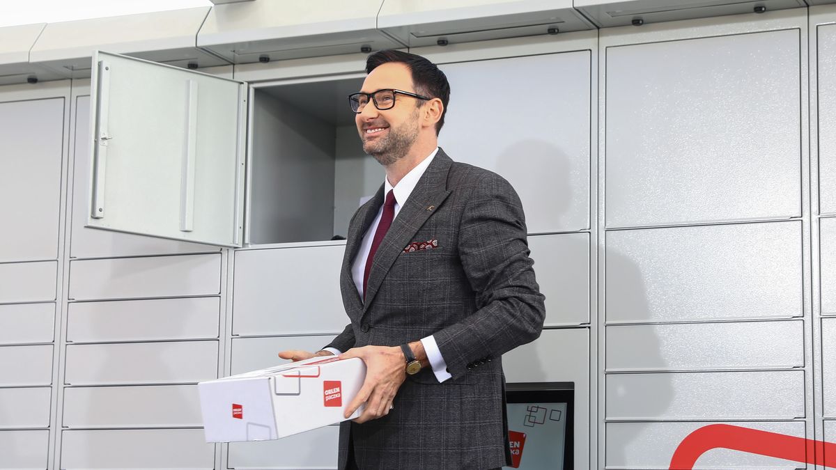 Daniel Obajtek przy skrytce Orlen Paczki. Zdjęcie z września 2021 r.