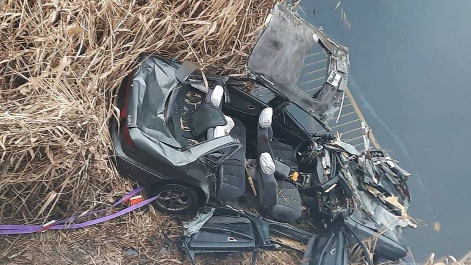 Mitsubishi wpadło do rzeki. Nie żyje 5 osób, w tym dwoje dzieci