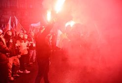 Zamaskowane osoby na Marszu Niepodległości. Słychać wybuchy, widać race