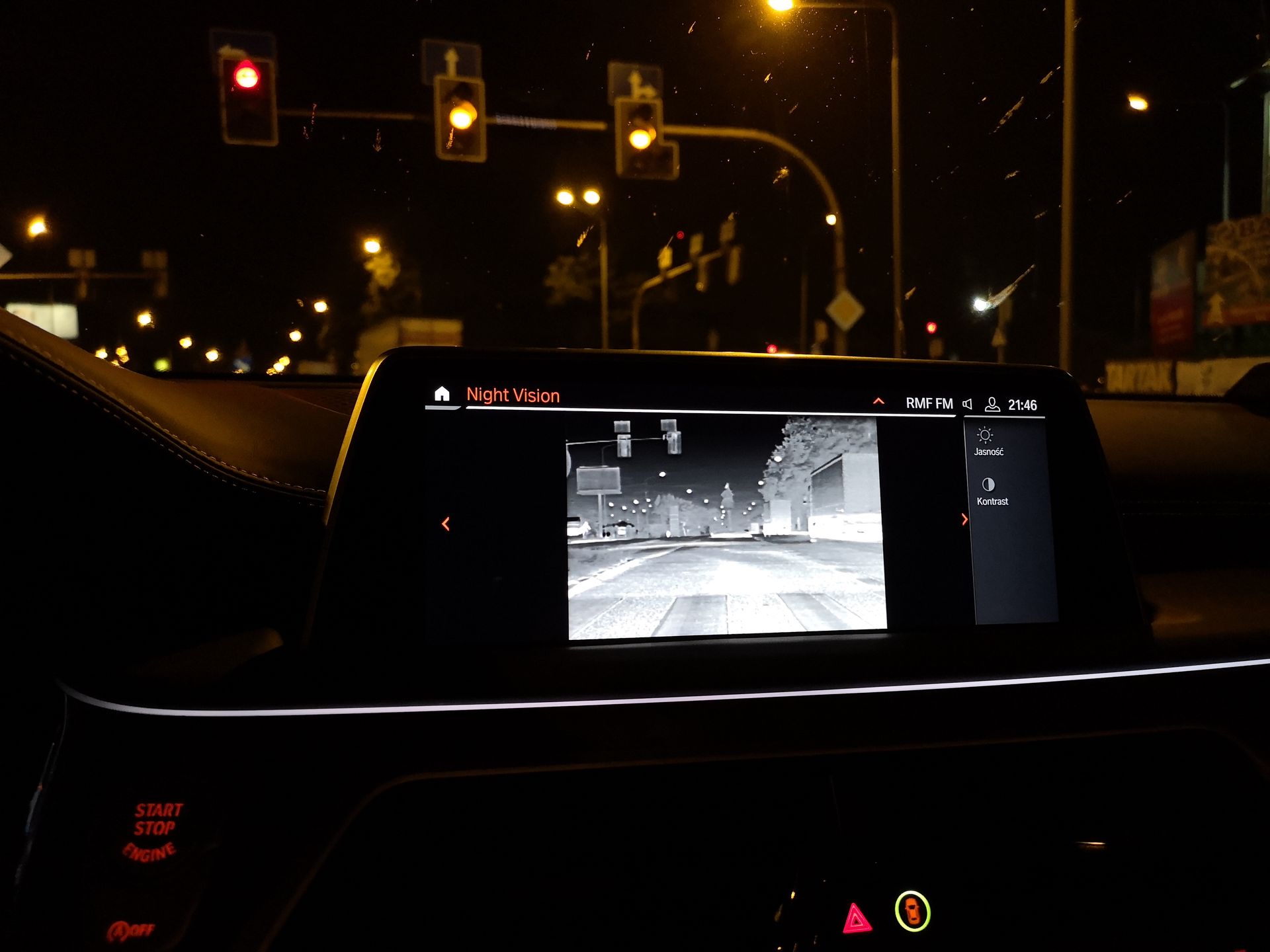 BMW 750i xDrive: Systemy wsparcia kierowcy, Night Vision, zdalne sterowanie i audio Bowers & Wilkins 28