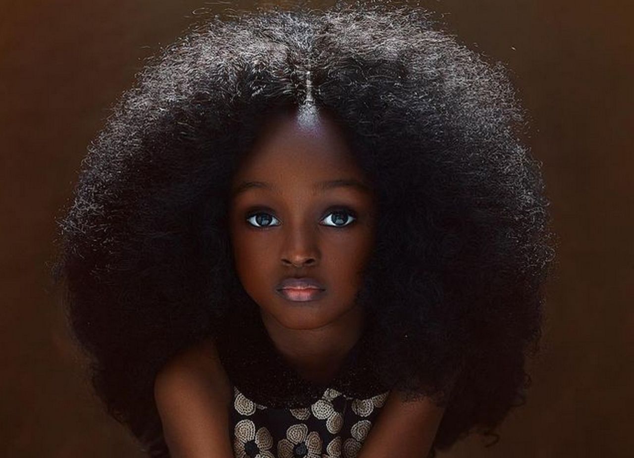 Jej uroda hipnotyzuje. "Najpiękniejsza dziewczynka świata" pokazała swoje siostry