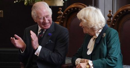 Król Karol i Camilla porozumiewają się za pomocą kodu?! Królewski biograf ZDRADZA, co oznaczają poszczególne gesty
