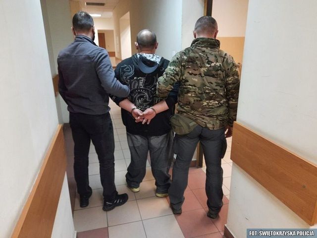 Trzy osoby poszukiwane w rękach ostrowieckich policjantów